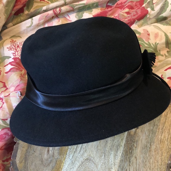 VINTAGE MAGID HATS brand Felted Wool Ladies Elegant Black
Floral Element NEW - Picture 4 of 16